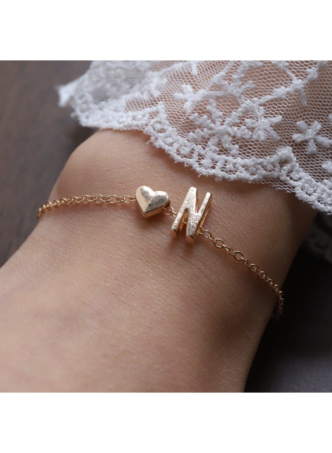 سوار على شكل قلب مزين بالحرف الأول من الأبجدية باللون الذهبي، عصري للنساء والفتيات، مناسب للارتداء اليومي وإهدائه للأصدقاء.